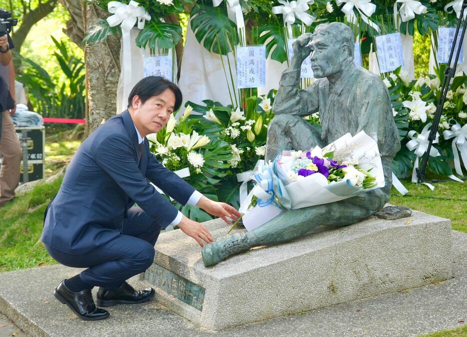 日本人技師、八田與一の銅像の前で花を手向ける台湾の頼清徳次期総統＝8日、台湾南部・台南（共同）