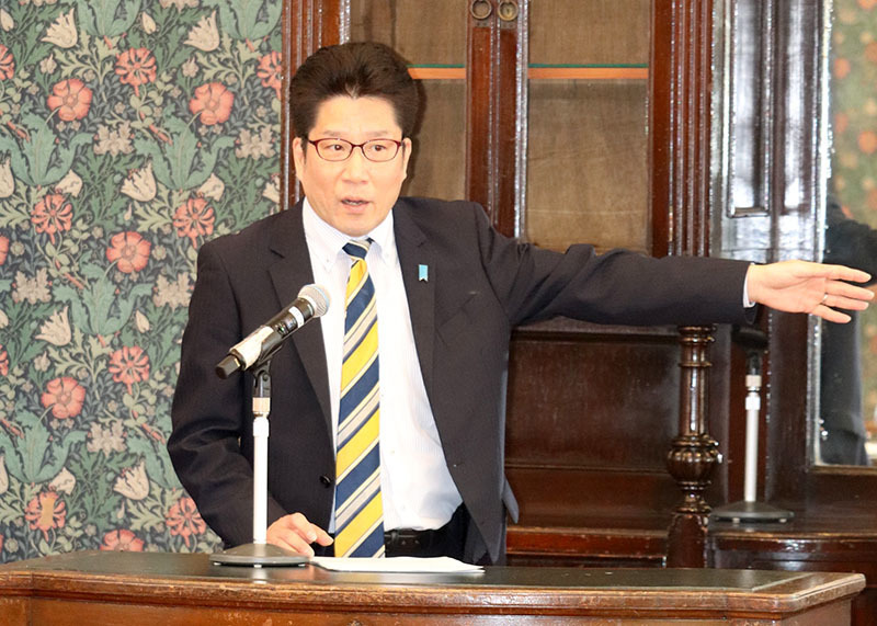 盛岡市内で講演し、「拉致問題は私たち一人一人の問題」と語る被害者家族会代表の横田拓也さん