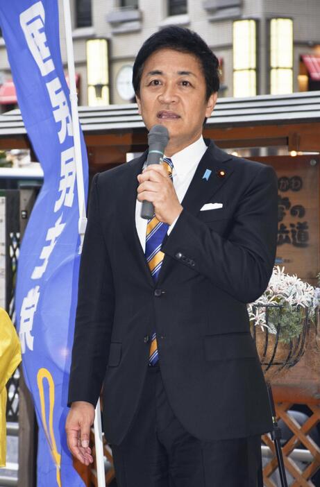 街頭演説する国民民主党の玉木代表＝6日午後、千葉県市川市