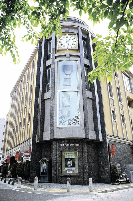日本最大級の振り子型時計がランドマークの松本市時計博物館