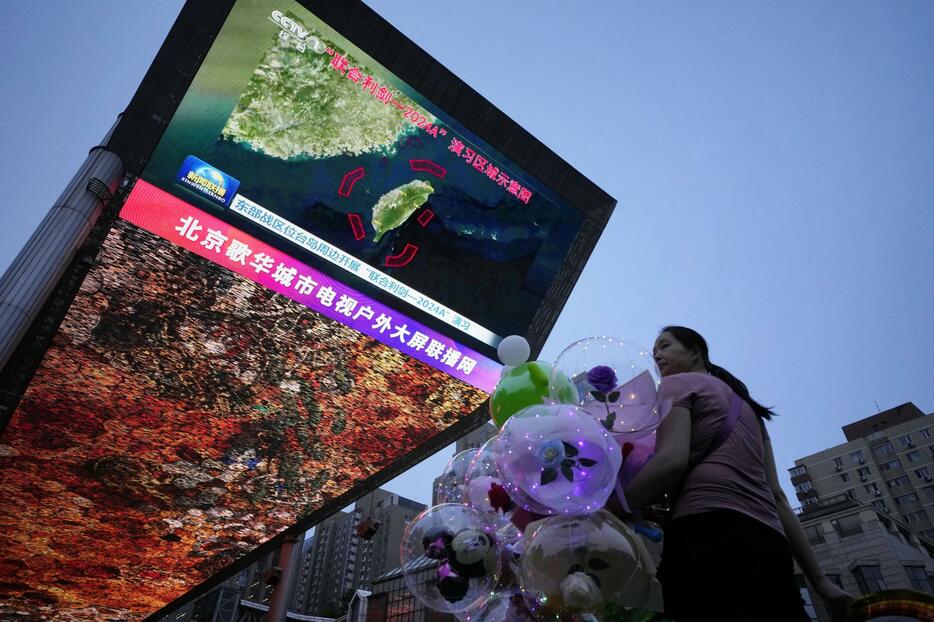 中国軍が台湾周辺で実施した軍事演習についてのニュースを映す北京市内の大型画面＝23日、北京（共同）