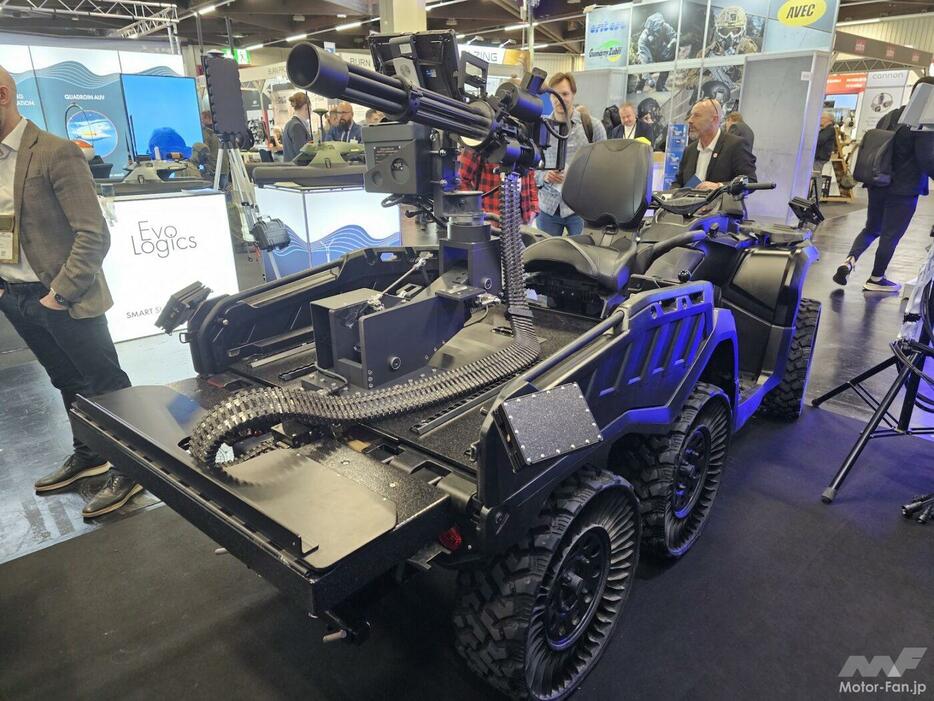 欧州の兵器展示会に出品された「ハード・キル」対ドローン車両。荷台部分に小型レーダーを備えた30口径ガトリング砲を搭載している。写真/飯柴智亮