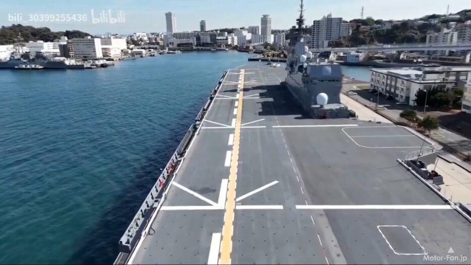 中国の動画投稿サイトにアップされた護衛艦「いずも」の空撮画像。防衛省が本物である可能性が高いと認めた。艦尾から艦首にむけて、飛行甲板上を飛行している。（動画サイトより筆者がキャプチャー）