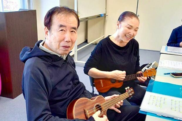 音楽好きの彰さんは、認知症判明後にウクレレを習得。今はもう弾くことはできない（2023年撮影）
