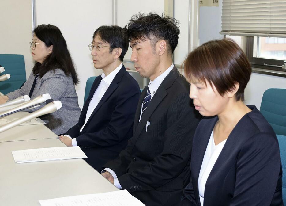 判決後、記者会見する女子生徒の両親（手前の2人）ら＝24日午前、札幌市