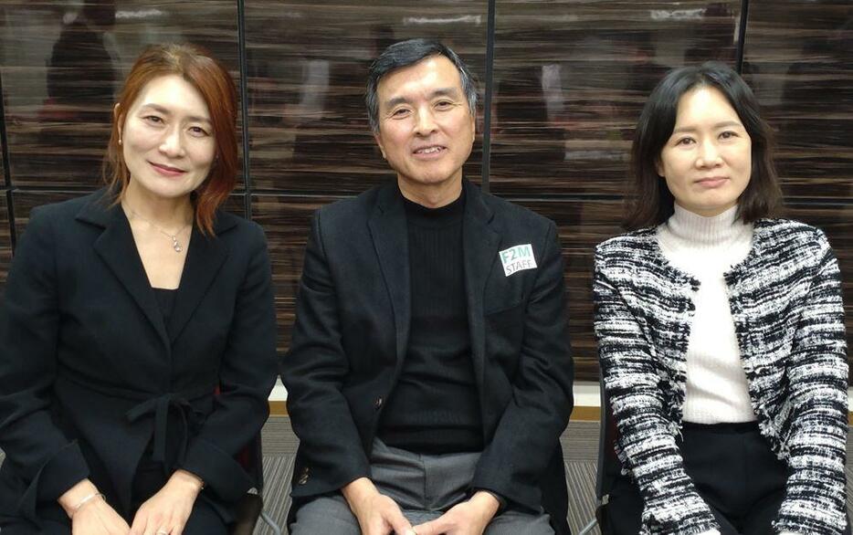 「フリートゥームーブ」共同代表の朴香樹さん（左）と洪敬義さん。右は韓国在住の人権活動家のリ・ソヨンさん。2023年12月に石丸次郎撮影。