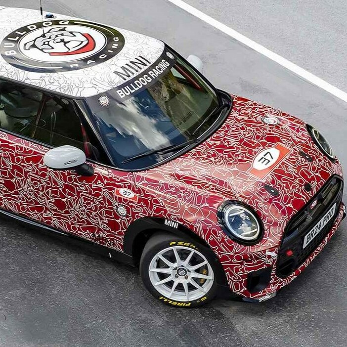 1960年代のモータースポーツシーンで活躍したクラシック MINIをオマージュした、レッド×ホワイトのカラーリング。