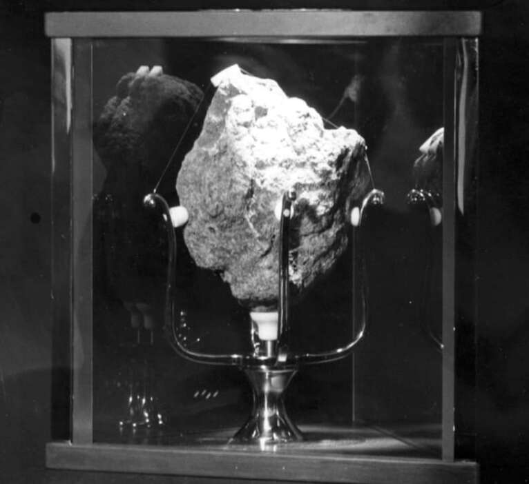 １９７０年大阪万博の「アメリカ館」に展示された「月の石」。大きさは大人のこぶし大