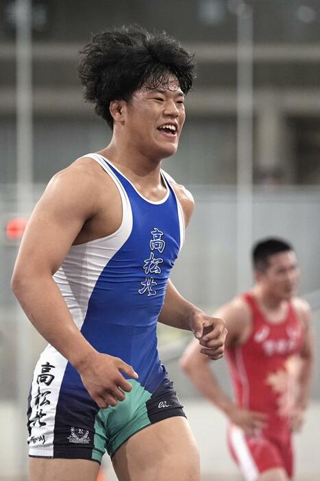 男子グレコローマン82キロ級で優勝し喜ぶ吉田泰造＝東京体育館