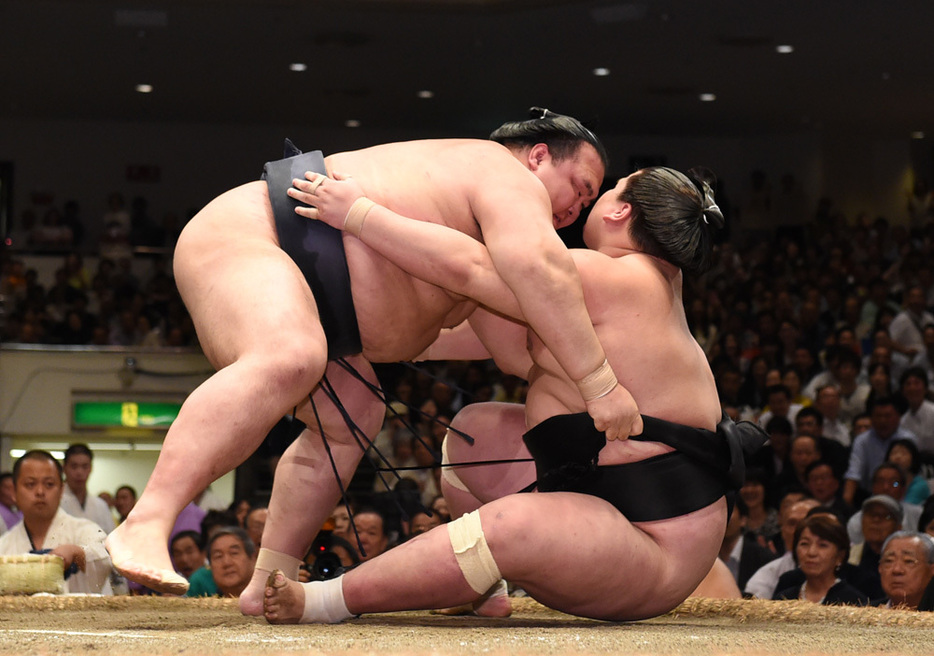 平成27年秋場所13日目、稀勢の里に寄り倒された照ノ富士は右ヒザを痛める