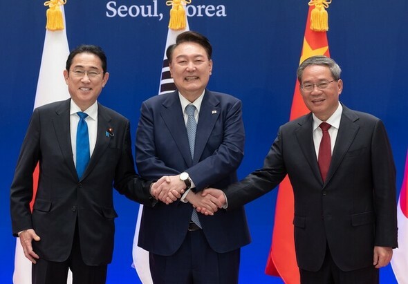 尹錫悦大統領（中央）、中国の李強首相（右）、日本の岸田文雄首相が27日、韓中日首脳会議に先立ち記念撮影を行っている＝大統領室提供