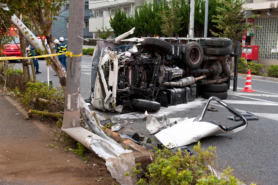 飲酒運転で信号機の柱に衝突…同乗者を死亡させた（※写真はイメージです）