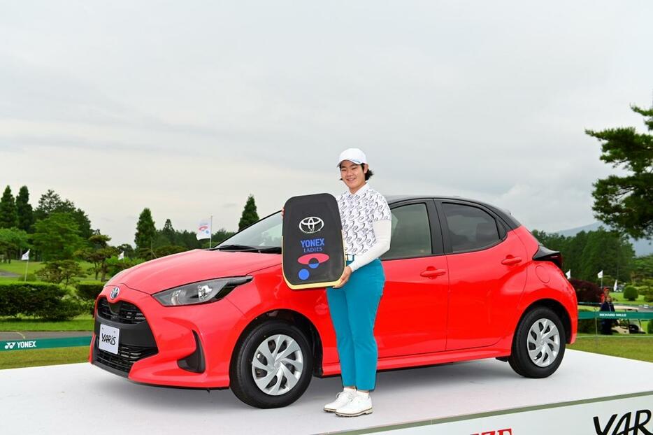 副賞の「YARIS」が贈られた（撮影／有原裕晶）