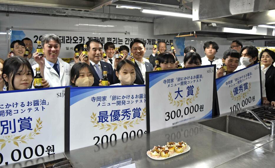 又松情報大の日本外食調理学部で行われた料理コンテストの後、記念撮影する参加者ら＝4月、韓国・大田（共同）