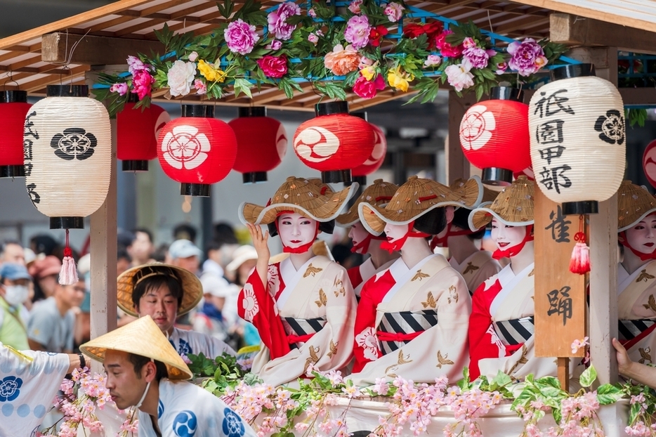 京都の伝統工芸品の多くは、祭りや花街といった無形の文化と切っても切れない関係にある（Shawn.ccf／Shutterstock.com）