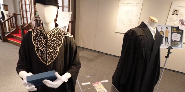 中田正子が着用していた法服（左）と現代の裁判官の法服（右）
