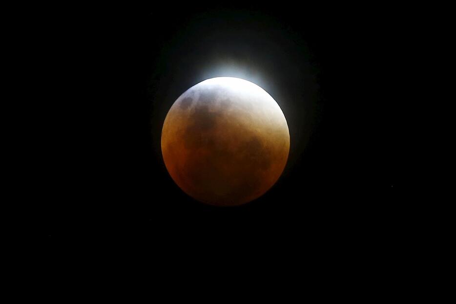 チリのサンティアゴ市で観測された月＝2015年9月27日（写真：ロイター/アフロ）