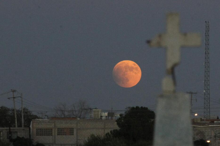 メキシコ、赤く染まり部分的に欠けた月＝2015年9月27日（写真：ロイター/アフロ）