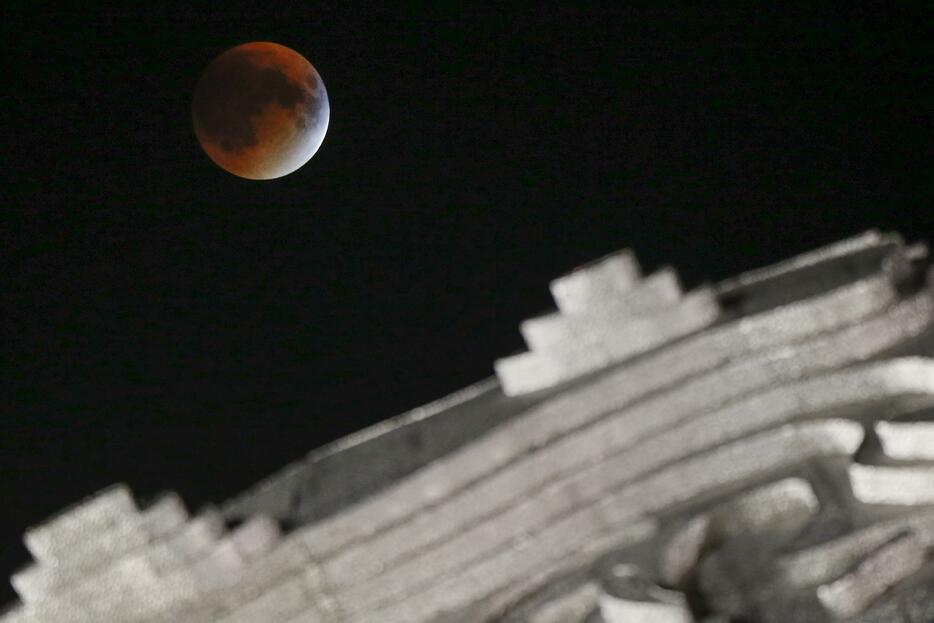 ニューヨーク市で観測された皆既月食＝2015年9月27日（写真：ロイター/アフロ）