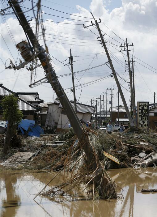 傾いた電柱＝2015年9月11日（写真：ロイター/アフロ）