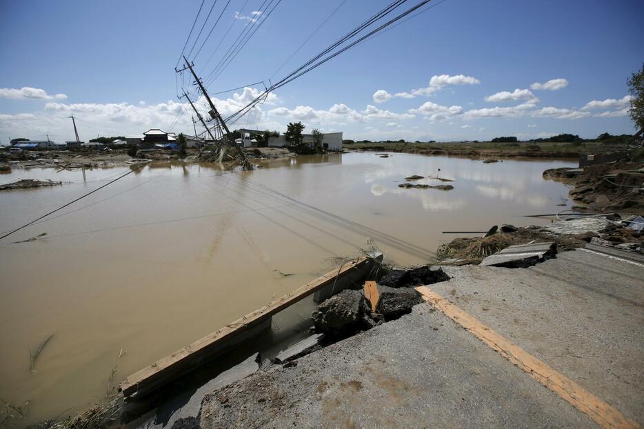 崩れ落ちた道路＝2015年9月11日（写真：ロイター/アフロ）