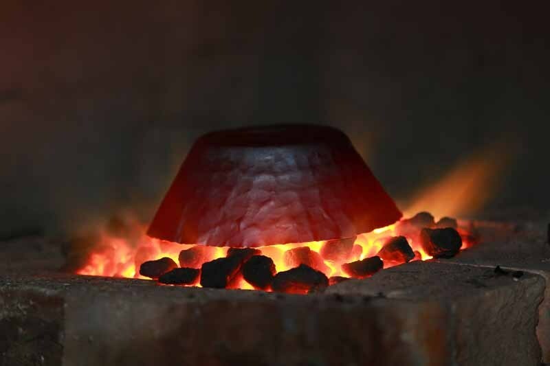 [写真]叩いても形が変わらないほど硬くなると炉にくべて焼きなまし作業を行う（撮影：小池義弘）