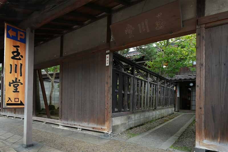 [写真]新潟県燕三条の玉川堂本社。昭和初期に建てられた建物は現役で、この奥の工房で多くの職人が槌を振るっている（撮影：小池義弘）