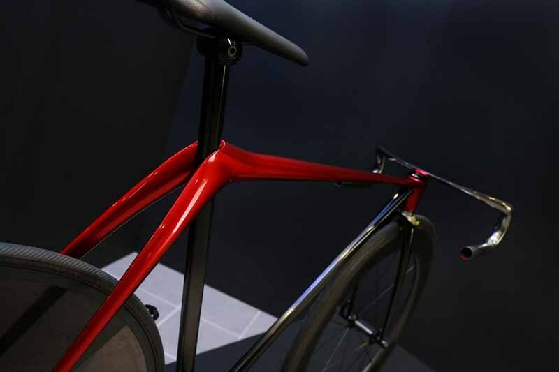 [写真]Bike by KODO concept。鎚起銅器の手法に倣って、マツダの職人が鉄板から叩き出したフレームを持つ。またダウンチューブの塗装は地金が透過して見える凝ったもの。造形の現場で金属やプラスチックのパーツデザインを行うハードモデリンググループの作品（撮影：小池義弘）