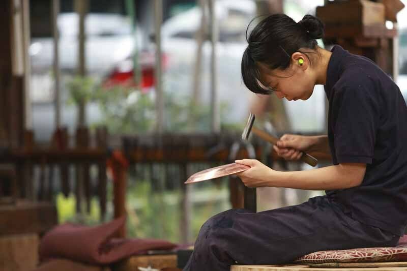 [写真]職人の年齢層は想像するよりはるかに若い。厳しい徒弟制度なのではないかと尋ねると「先輩の皆さんはとても親切です」とのこと（撮影：小池義弘）