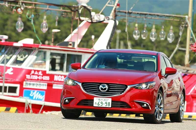 [写真]新潟県長岡市の寺泊港のイカ釣り漁船とアテンザ（撮影：小池義弘）