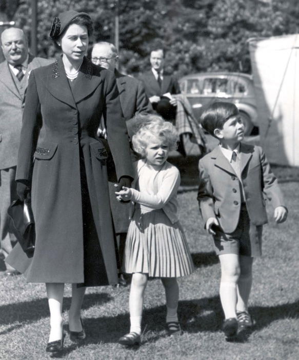 アン王女とチャールズ皇太子とともにロイヤル・ウィンザー・ホースショーに訪れたエリザベス女王＝1955年5月15日（写真：Rex Features/アフロ）