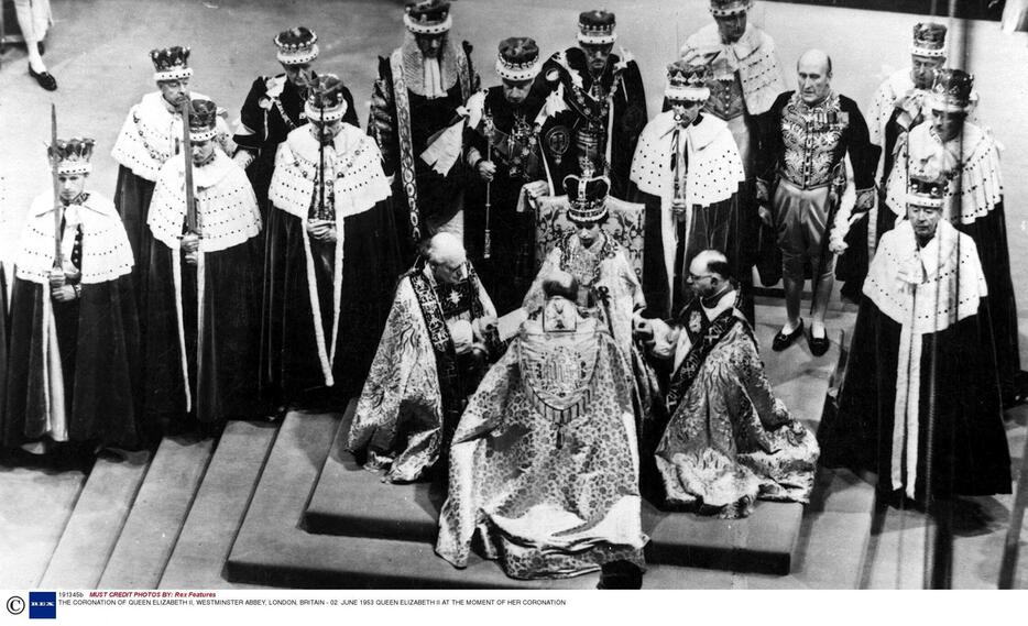 父親ジョージ6世の喪が明けた1年半後、ウエストミンスター寺院で戴冠式が行われた＝1953年6月2日（写真：Rex Features/アフロ）