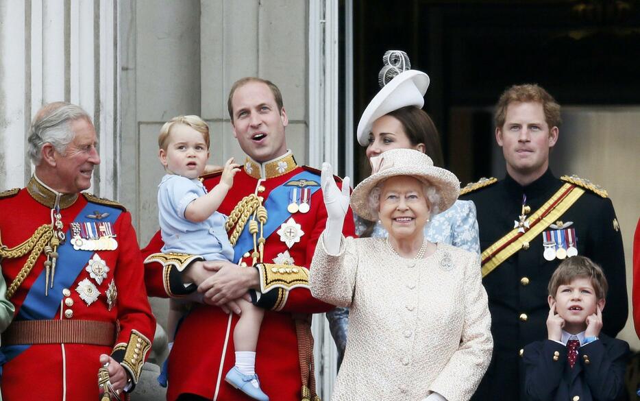 エリザベス女王の「公式誕生日」。バルコニーに姿を見せた王室4世代＝2015年6月13日（写真：ロイター/アフロ）