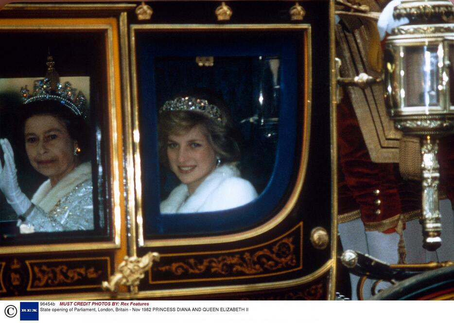議会開会式に参加するダイアナ皇太子妃（右）とエリザベス女王 ＝1982年11月1日（写真：Rex Features/アフロ）
