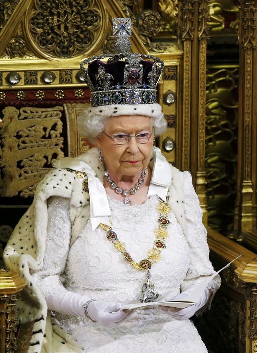 イギリス議会開会式で演説するエリザベス女王＝2015年5月27日（写真：代表撮影/ロイター/アフロ）