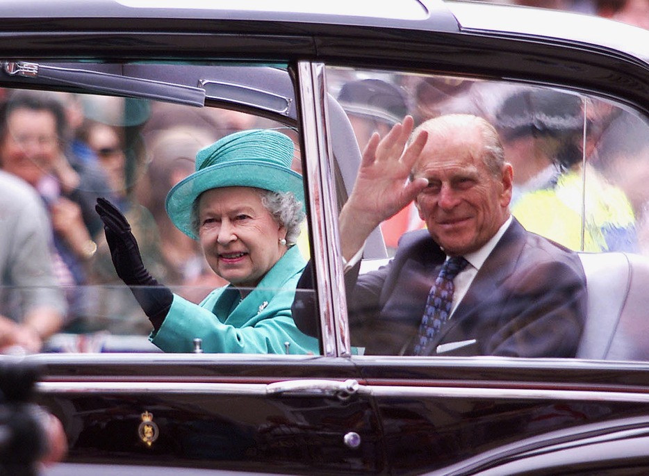 即位50周年のパレードで手を振るエリザベス女王＝2002年6月3日（写真：ロイター/アフロ）