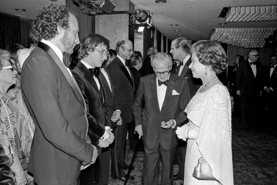 スティーブン・スピルバーグ監督（左中央）とエリザベス女王＝1978年3月13日（写真：Rex Features/アフロ）