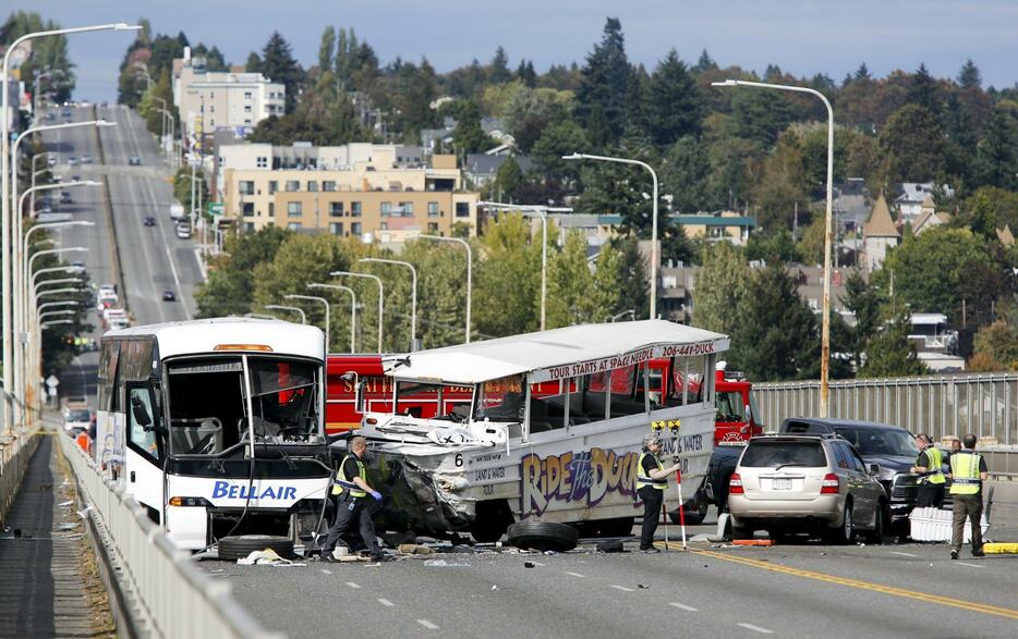 アメリカのワシントン州シアトルで水陸両用の観光バスと大型バスが衝突する事故が発生＝2015年9月24日（写真：ロイター/アフロ）