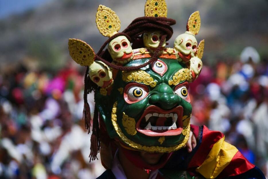 [写真]ブータンの人気の祭り「ラクシャ・マンチャム（閻魔大王の裁き）」。ブータンでは第三の指標としてGNH（グロス・ナショナル・ハピネス）を導入している（アフロ）