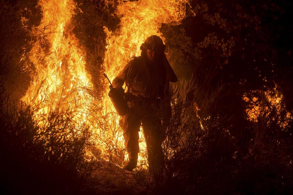 13日までに消防士4人が負傷＝2015年9月12日（写真：ロイター/アフロ）