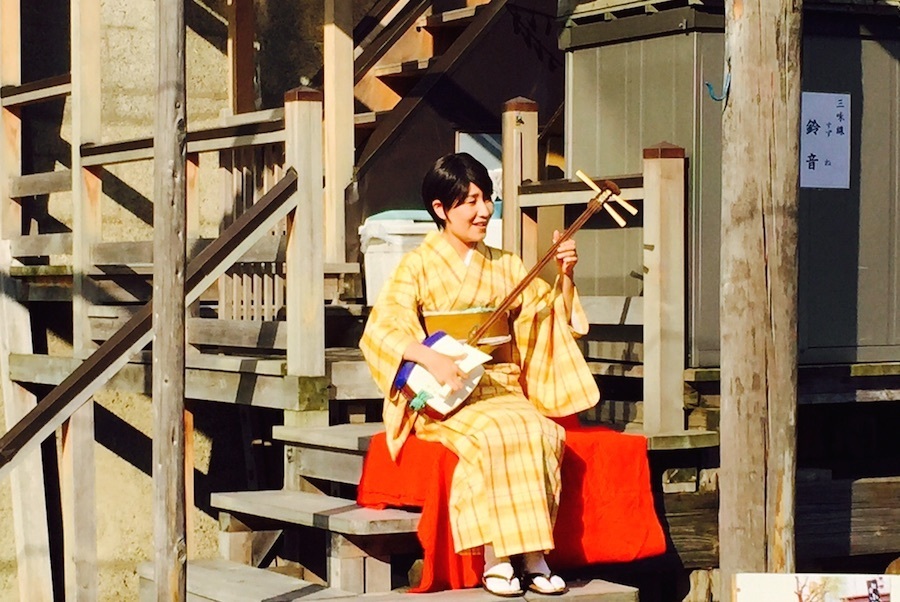 神田川・柳橋の船宿「小松屋」さんでは三味線を弾く女性が