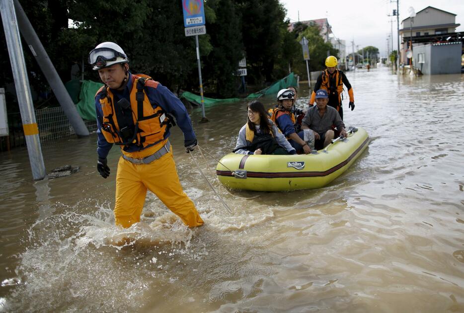 孤立した住民をボートで救助する消防隊員＝2015年9月11日（写真：ロイター/アフロ）