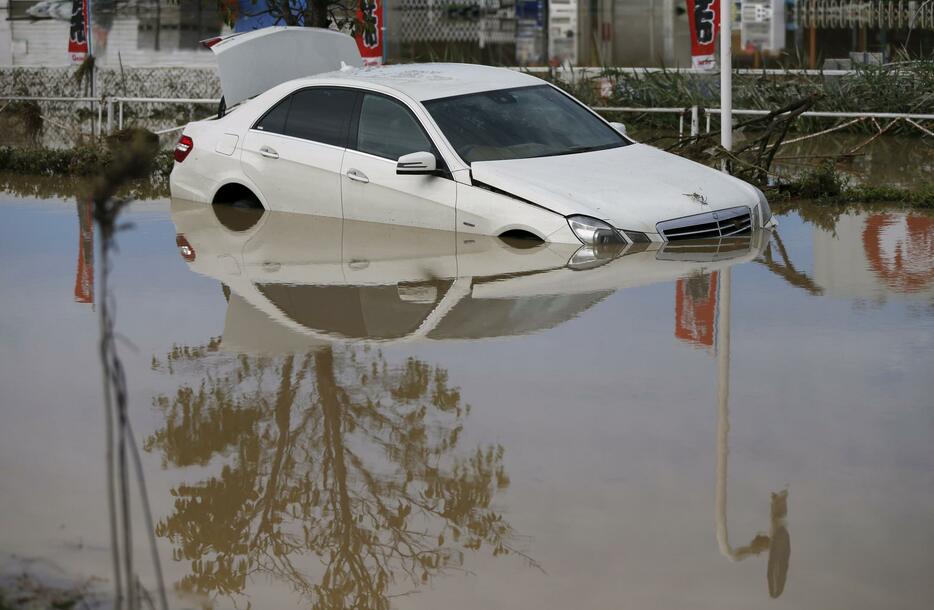 放置された自動車＝2015年9月11日（写真：ロイター/アフロ）