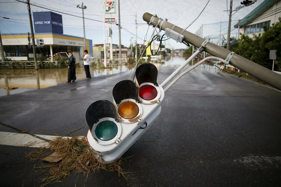 倒壊した信号機＝2015年9月11日（写真：ロイター/アフロ）