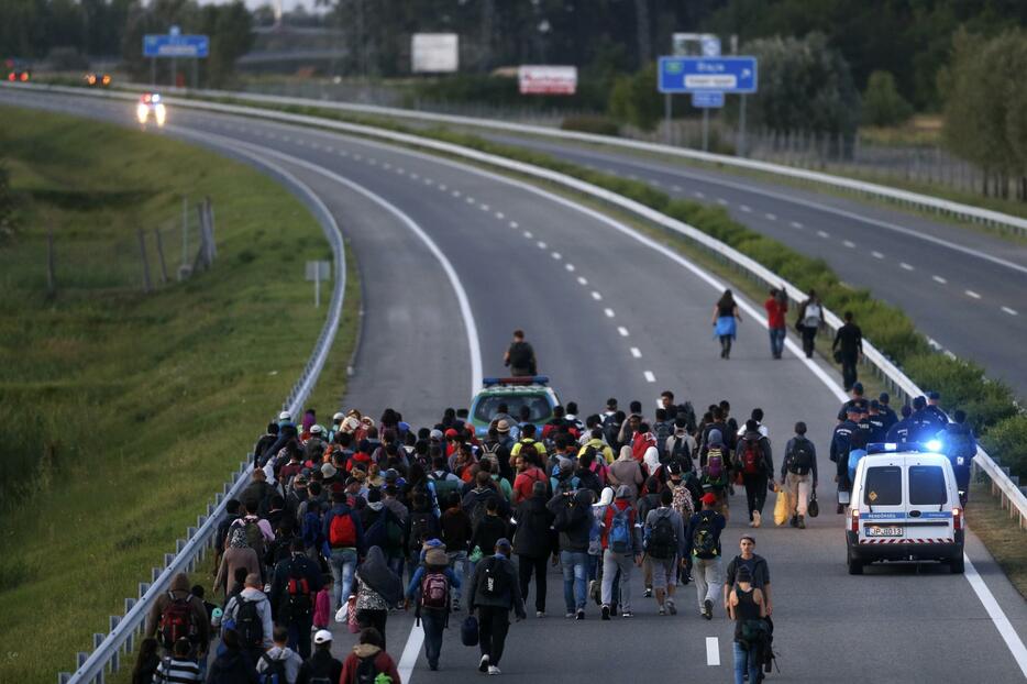 警察は高速道路の一部を封鎖＝2015年9月7日（写真：ロイター/アフロ）