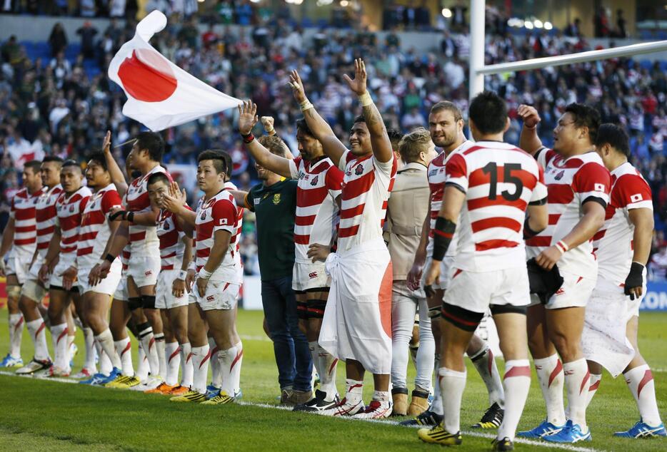 歓声に応える日本代表メンバー＝2015年9月19日（写真：ロイター/アフロ）