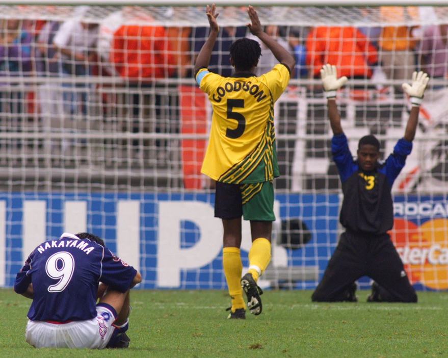 1-2で敗れ座り込む中山雅史。初めてのW杯は3連敗で終えた＝1998年6月26日（写真：ロイター/アフロ）