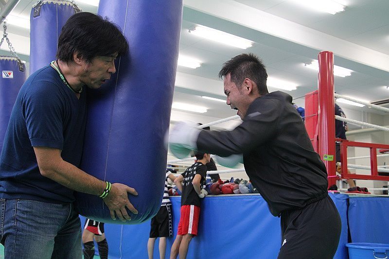 [写真]「コンディションを整えられれば問題ない」と2度目の防衛を目指す高山（右）＝近畿大学クラブセンター内で