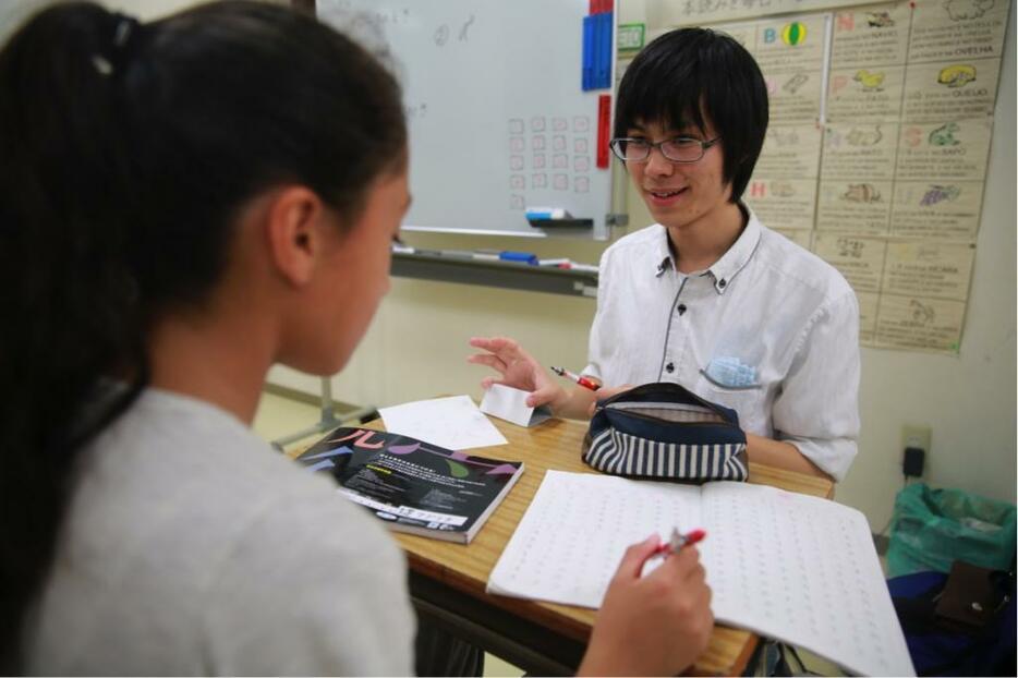 学習支援ボランティアで国語を教える、日系ブラジル人4世の田中カルビン琢問さん（19）