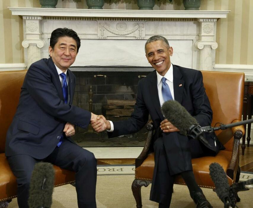 [写真]2015年4月、訪米した安倍晋三首相はオバマ米大統領と首脳会談（ロイター/アフロ）